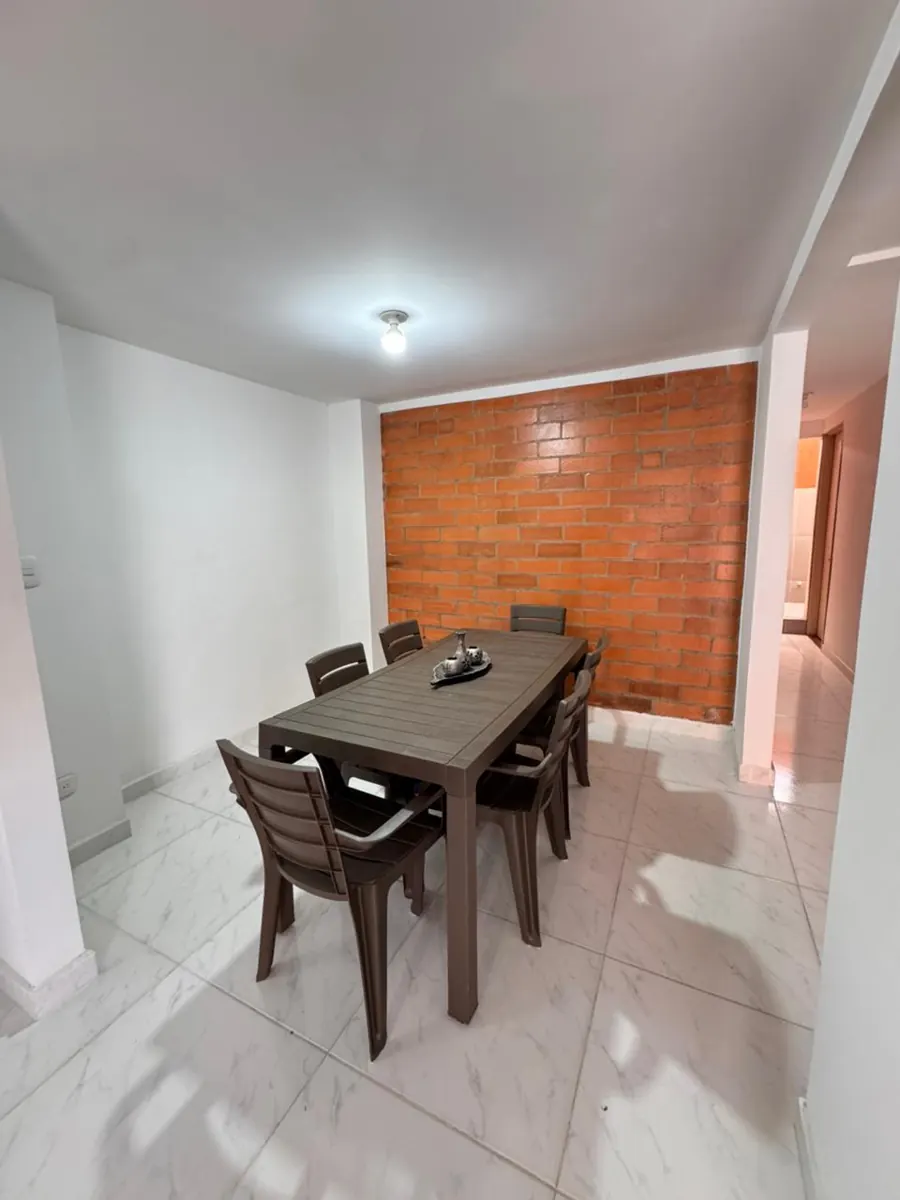 Comedor para seis personas junto a una pared de ladrillo