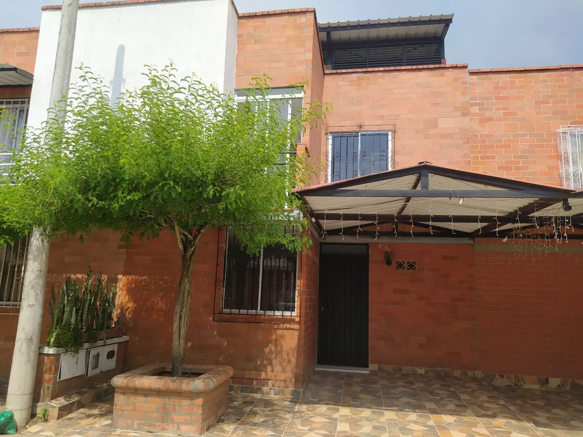 Fachada de ladrillo de VIVE VALLE con parqueadero cubierto