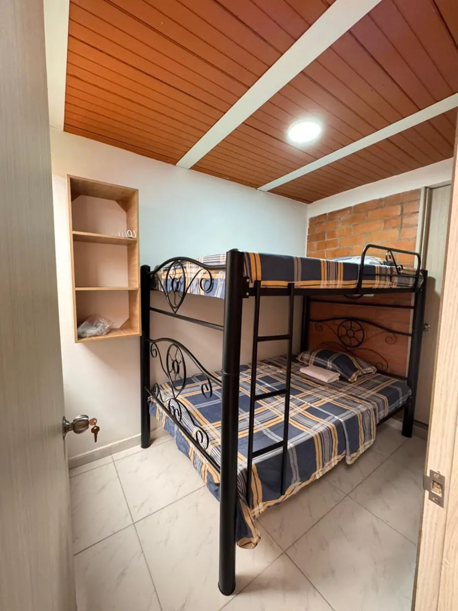 Habitación con camarote y repisa de madera